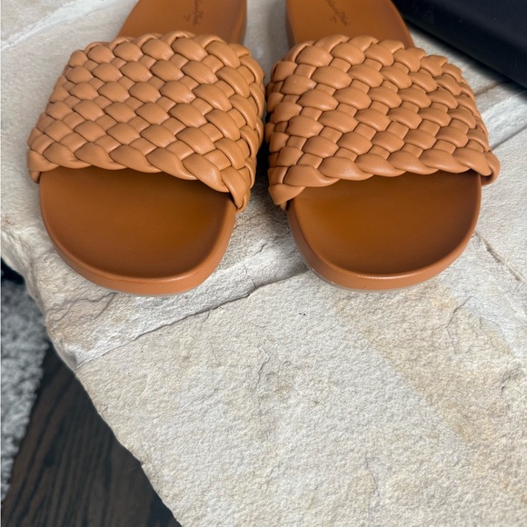 Universal Thread Tan Woven Slide Sandals - Picture 3 of 8
